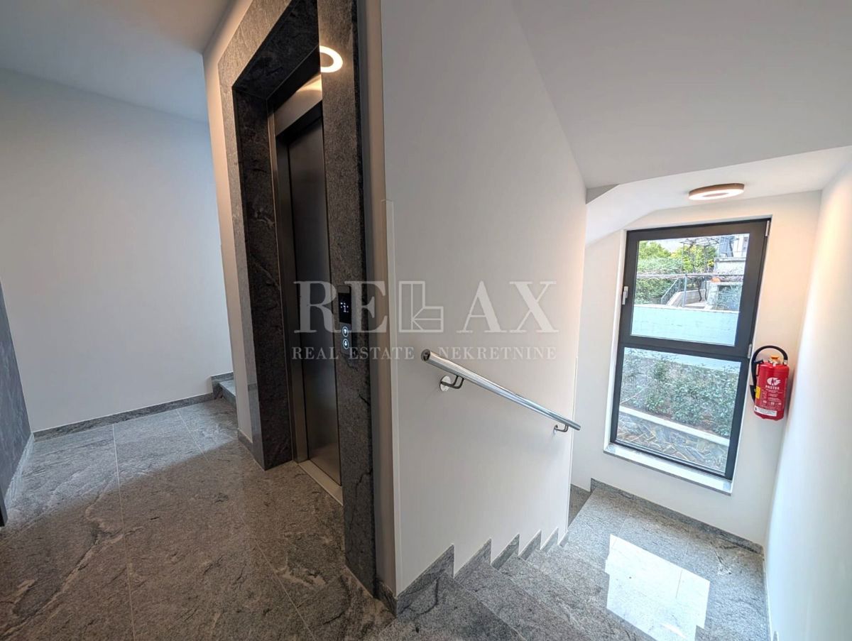 Rijeka, Kantrida - luksuzno stanovanje z 2 garažnima mestoma