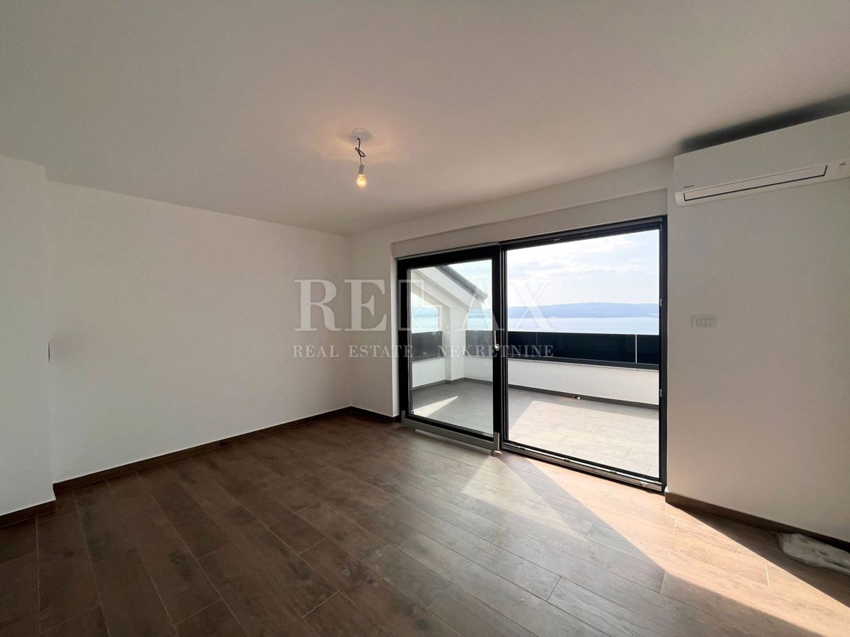CRIKVENICA, DRAMALJ - Dvoetažni apartma s panoramskim pogledom na morje