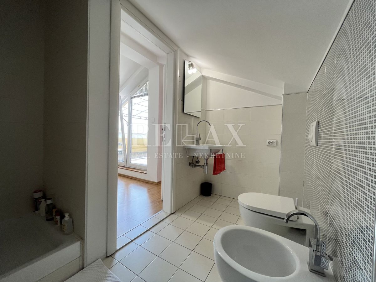 SENJ - Apartma v mansardi s čudovitim pogledom na morje