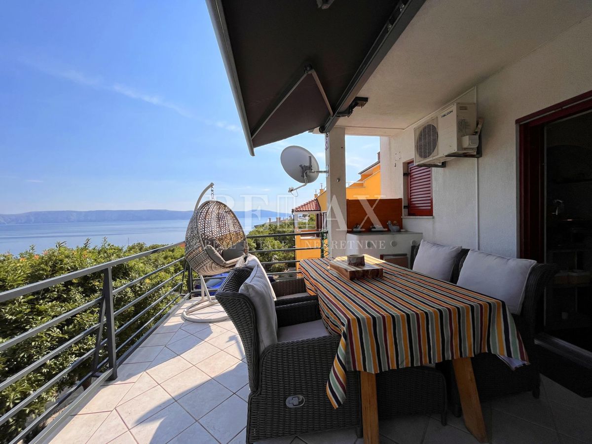 Novi Vinodolski, Povile - stanovanje z garažo 160 m od plaže