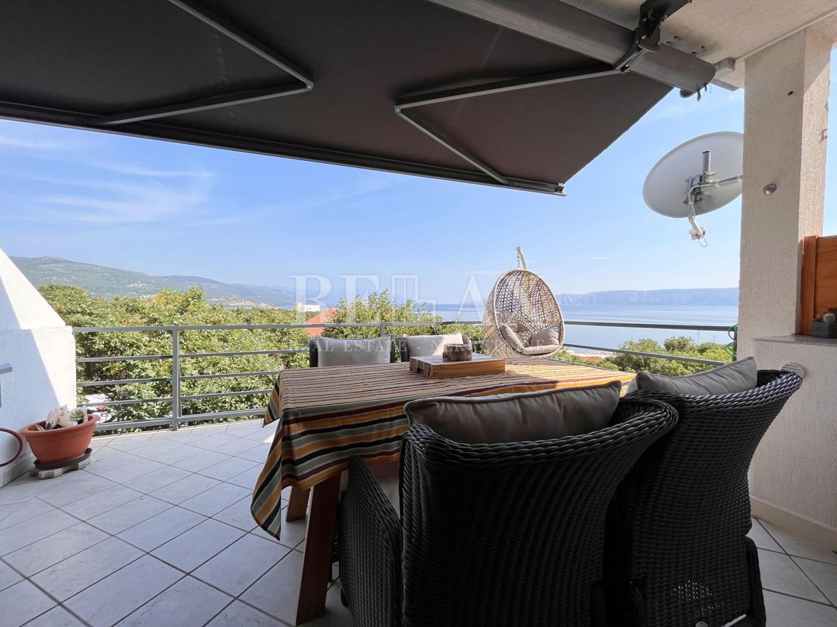 Novi Vinodolski, Povile - stanovanje z garažo 160 m od plaže