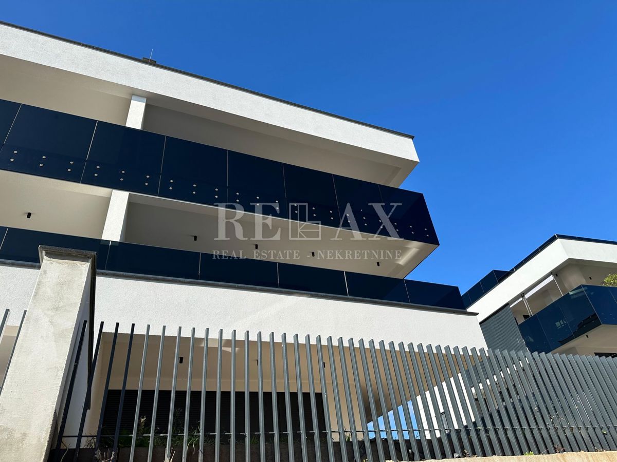 KRK - Moderna novogradnja z bazenom in pogledom na morje