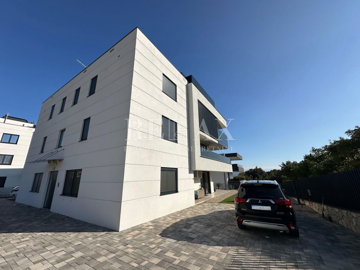 KRK - Moderna novogradnja z bazenom in pogledom na morje