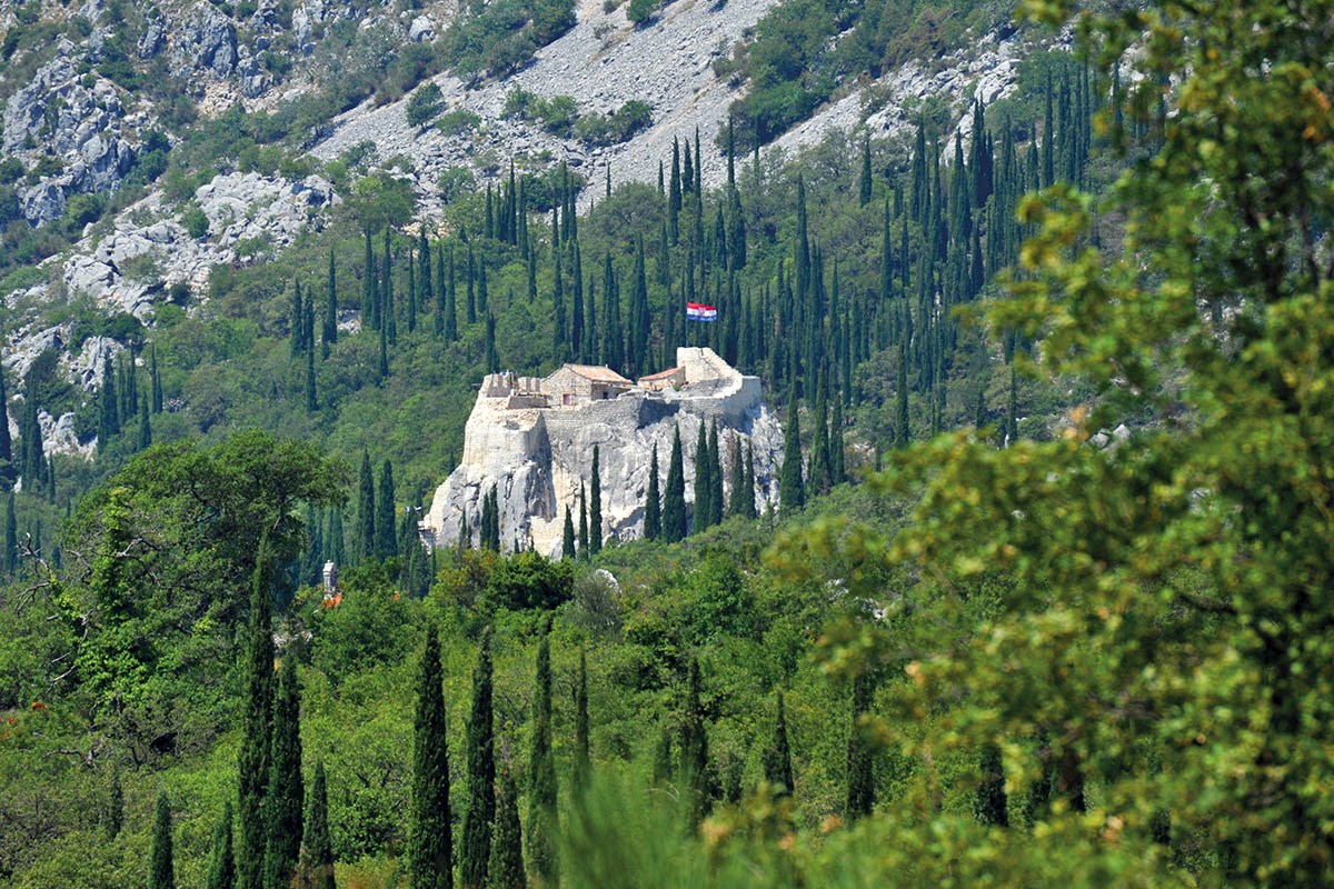 Konavli, Uskoplje, kamnita hiša za obnovo z velikim vrtom in pogledom na morje