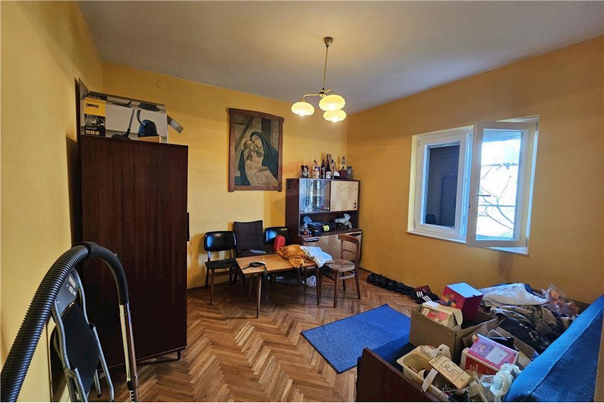 Kaštel Gomilica, hiša z 2 apartmajema, vrtom in garažami