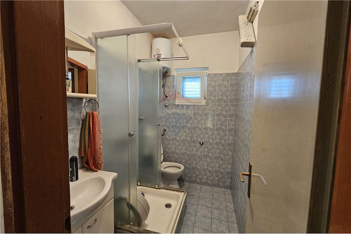 Kaštel Gomilica, hiša z 2 apartmajema, vrtom in garažami