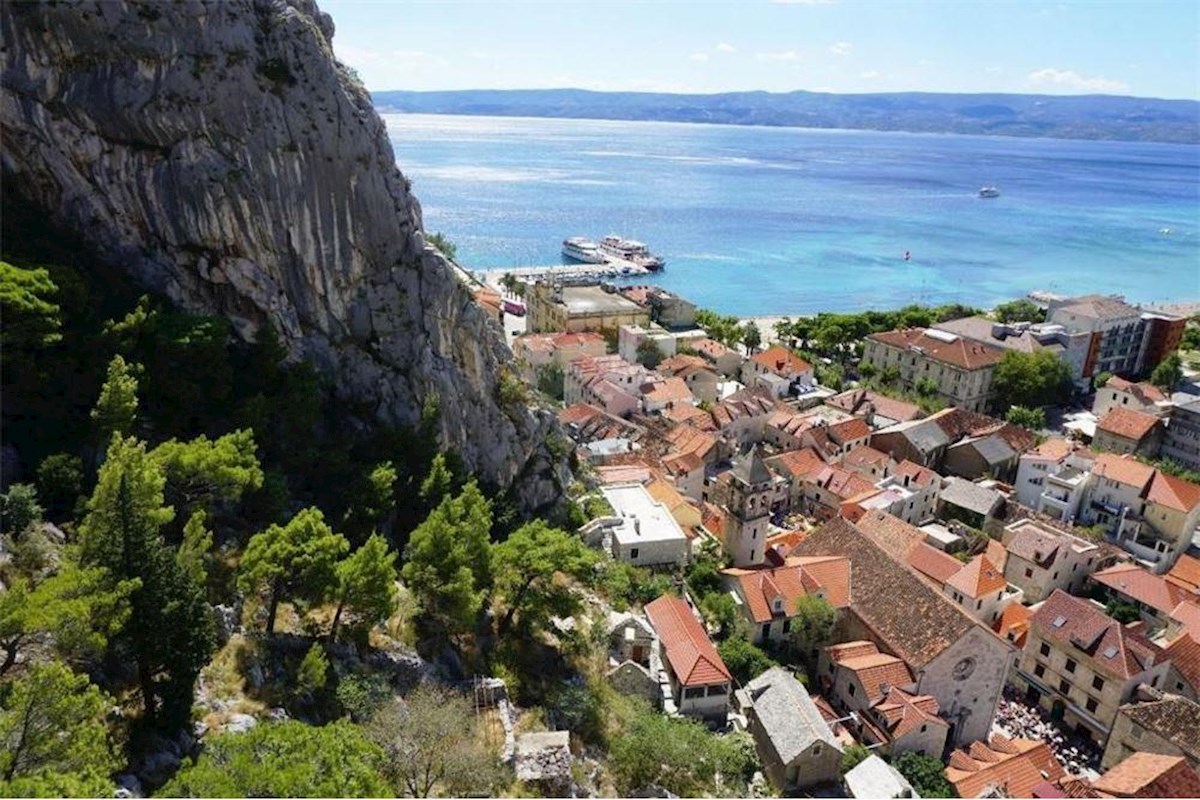 Omiš, Brzet, 2-sobno stanovanje ob plaži, s čudovitim razgledom in bazenom