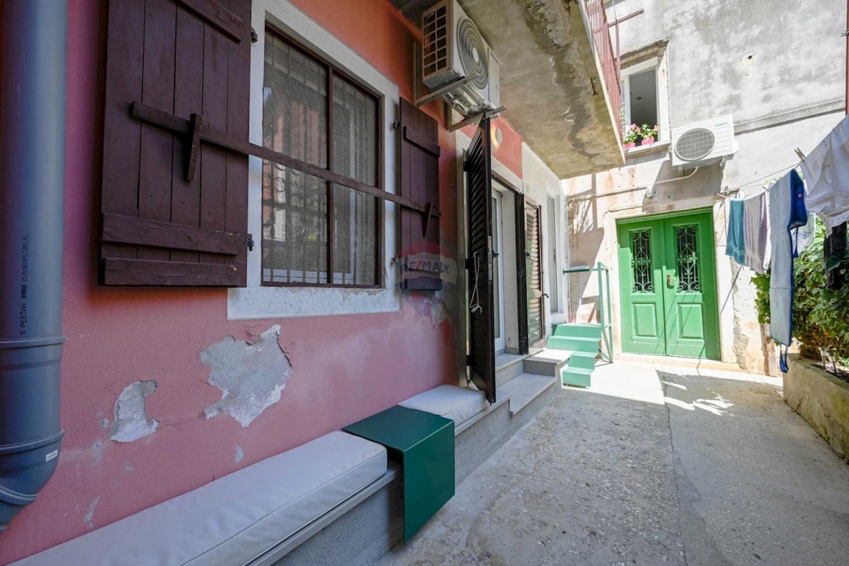 Rovinj – novo stanovanje v starem mestnem jedru, pritličje z dvoriščem.