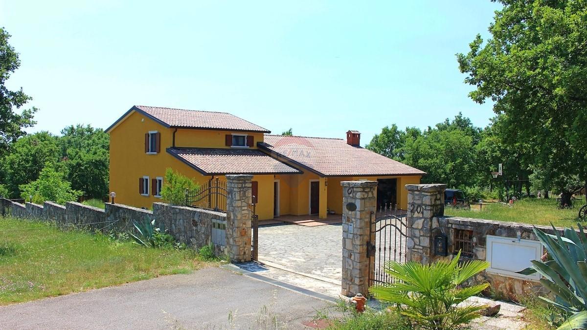 Hiša Sveti Lovreč, 470m2