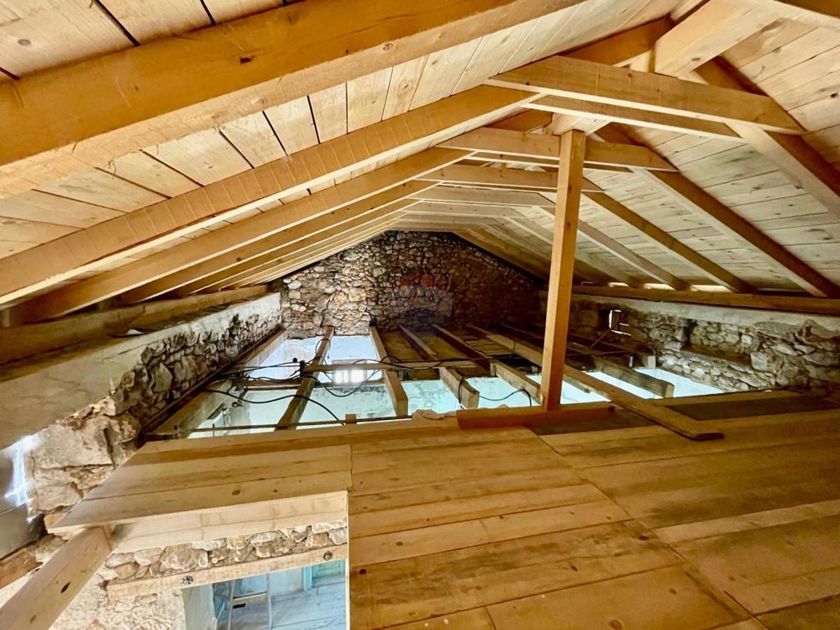 Bribir – Starejša Hiša z Začetimi Dela na Adaptaciji