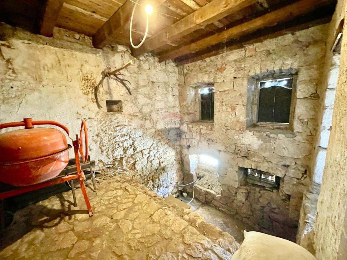 Bribir – Starejša Hiša z Začetimi Dela na Adaptaciji