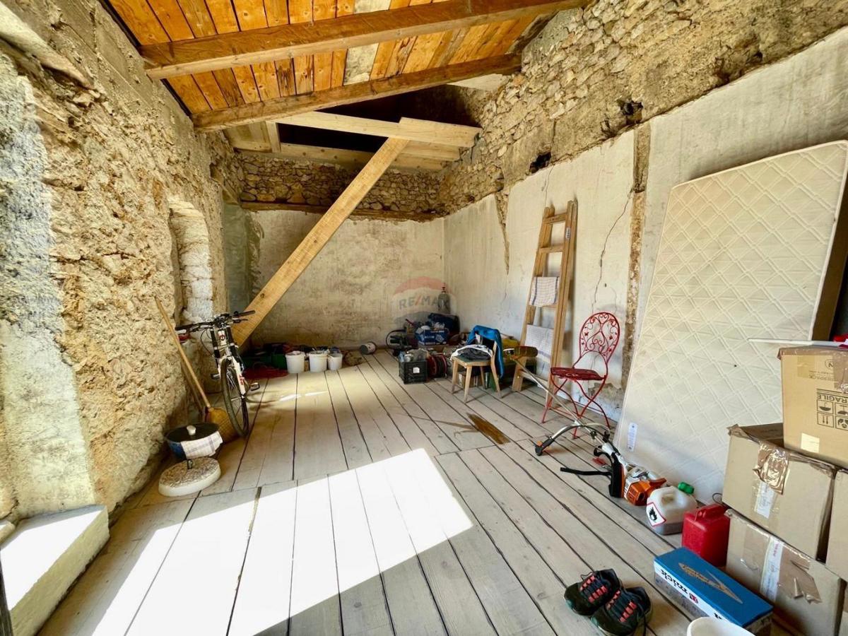 Bribir – Starejša Hiša z Začetimi Dela na Adaptaciji