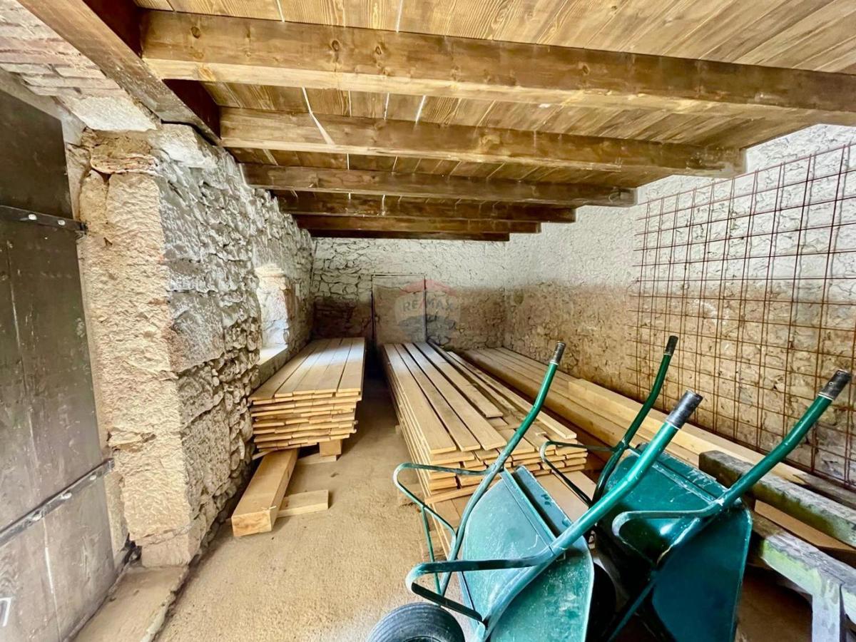 Bribir – Starejša Hiša z Začetimi Dela na Adaptaciji