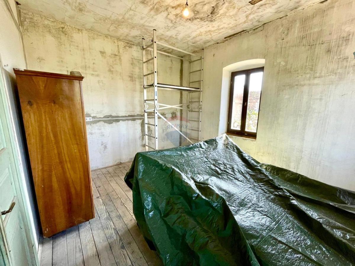 Bribir – Starejša Hiša z Začetimi Dela na Adaptaciji