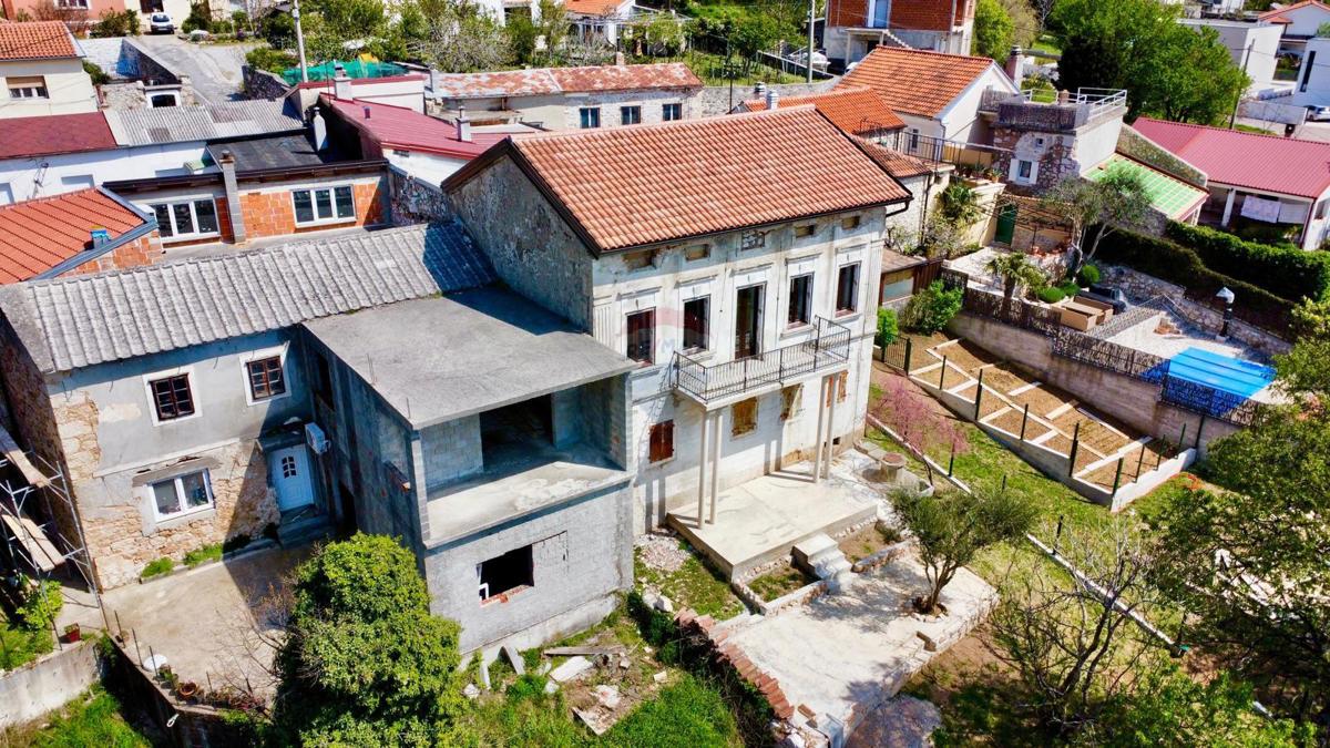Bribir – Starejša Hiša z Začetimi Dela na Adaptaciji