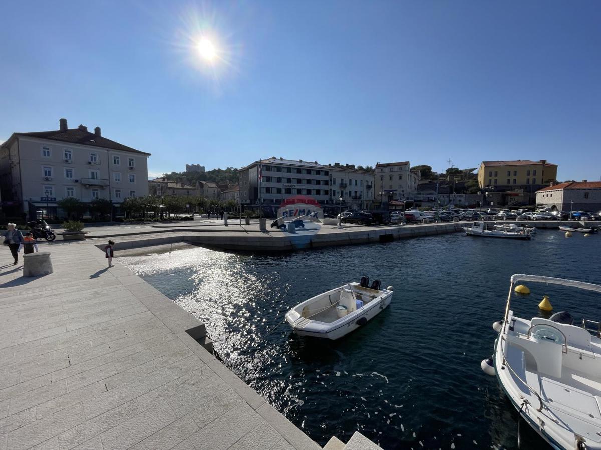 Senj – Dvosobno Stanovanje z Veliko Naravne Svetlobe