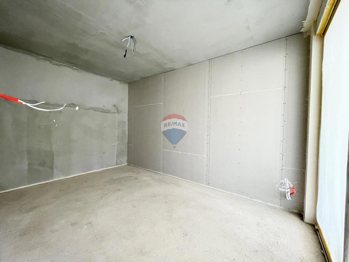 Senj – Dvosobno Stanovanje z Veliko Naravne Svetlobe