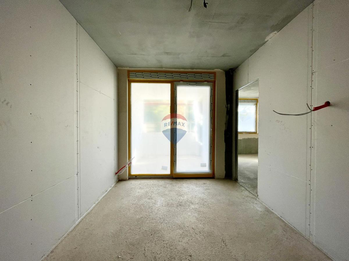 Senj – Dvosobno Stanovanje z Veliko Naravne Svetlobe