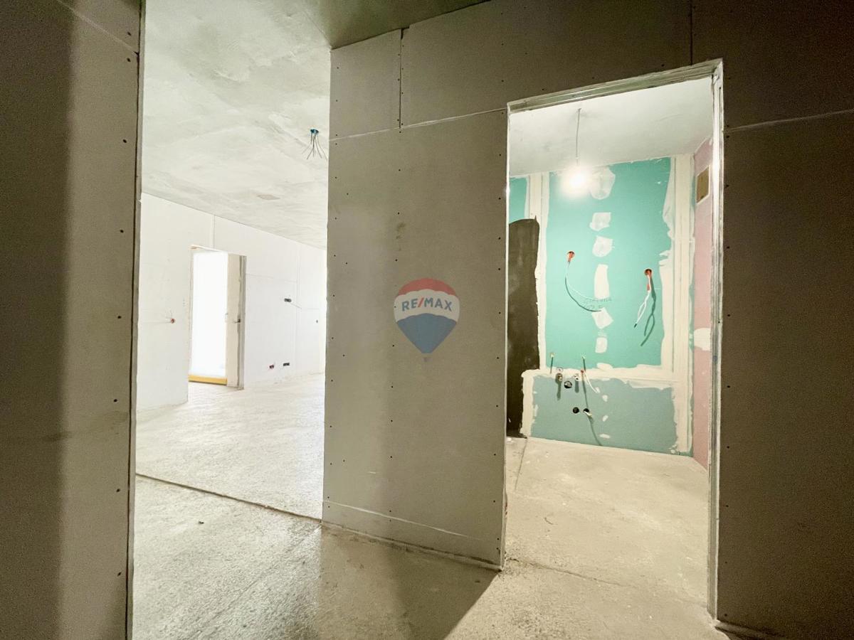 Senj – Dvosobno Stanovanje z Veliko Naravne Svetlobe