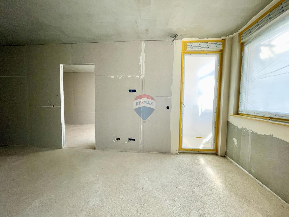 Senj – Dvosobno Stanovanje z Veliko Naravne Svetlobe