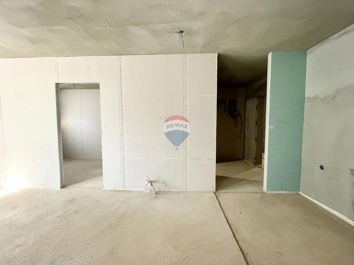 Senj – Dvosobno Stanovanje z Veliko Naravne Svetlobe