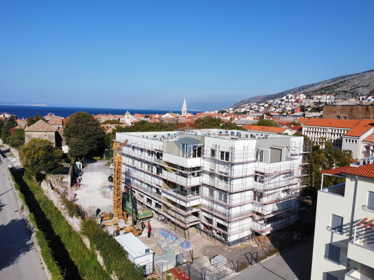 Senj – Dvosobno Stanovanje z Veliko Naravne Svetlobe