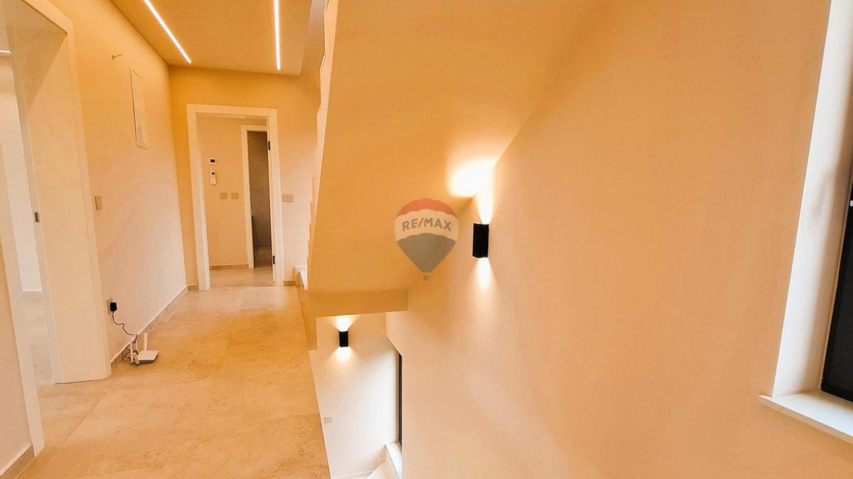 Poreč, okolica, Moderna samostojna hiša z bazenom