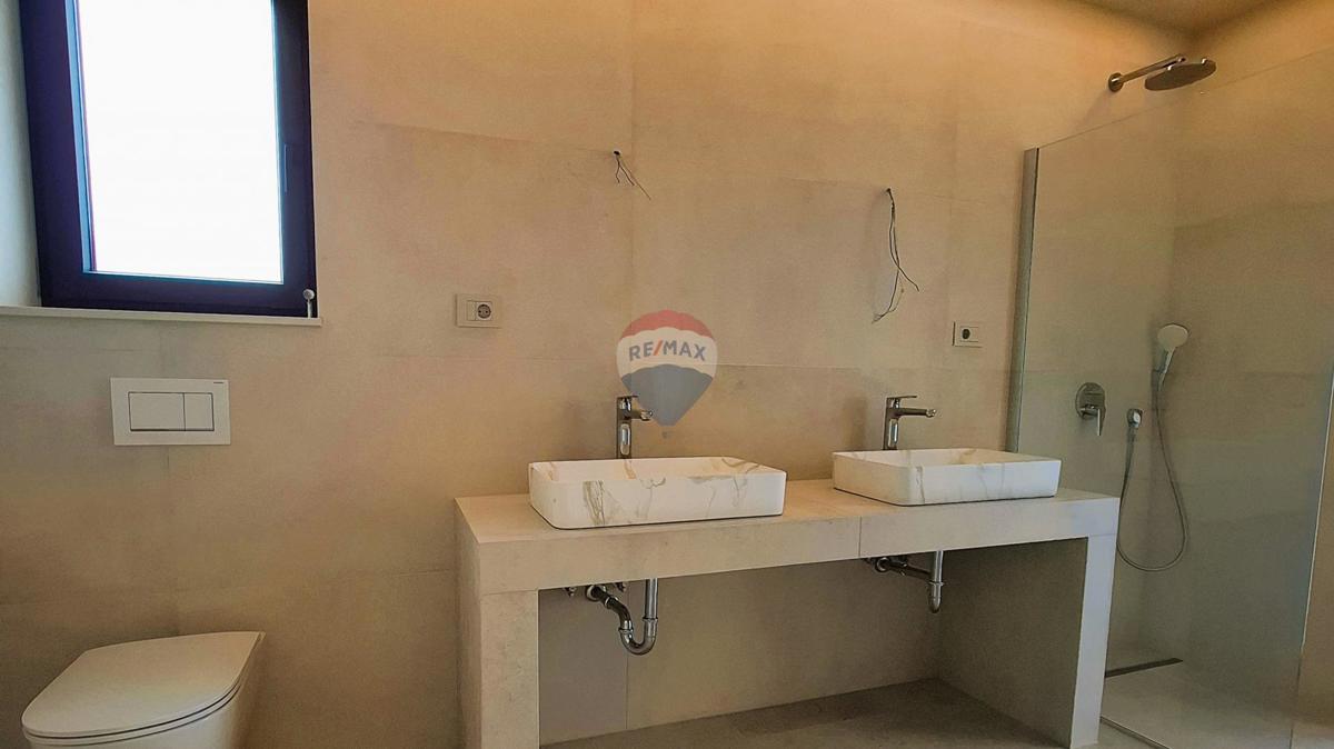 Poreč, okolica, Moderna samostojna hiša z bazenom