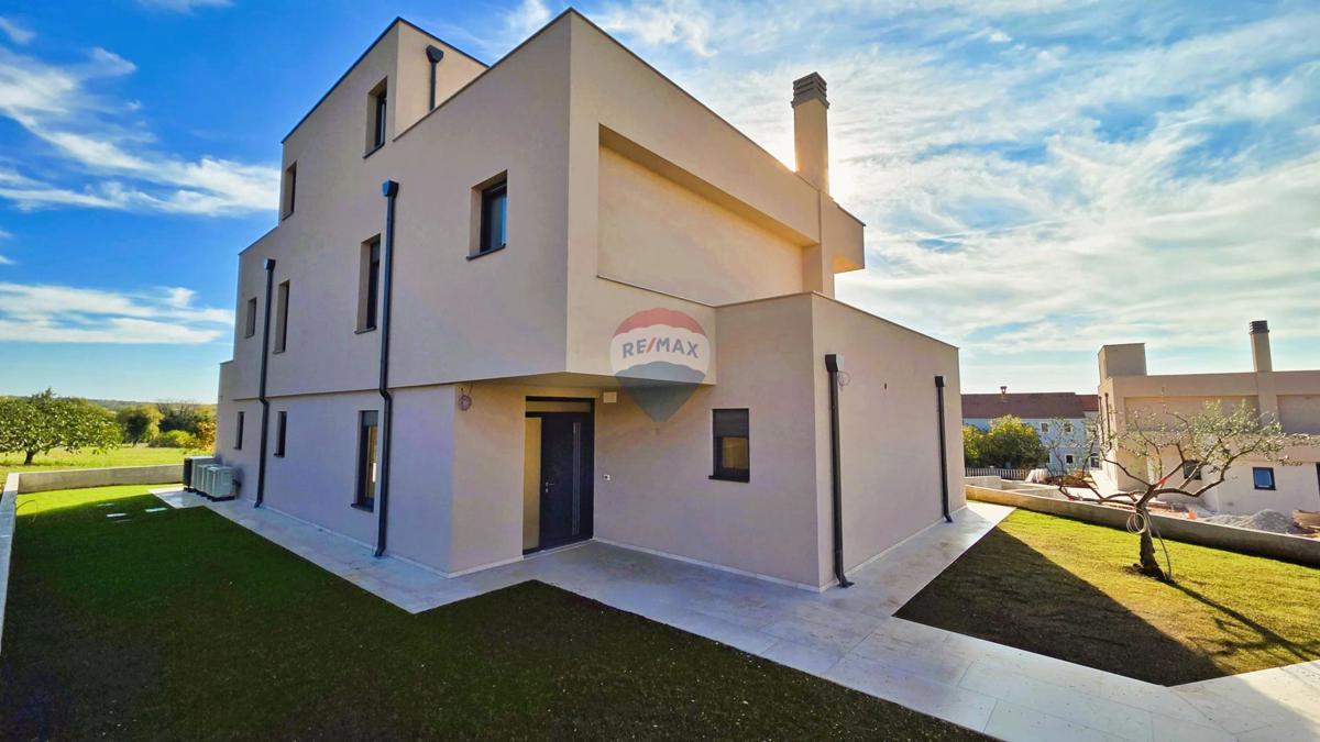 Poreč, okolica, Moderna samostojna hiša z bazenom