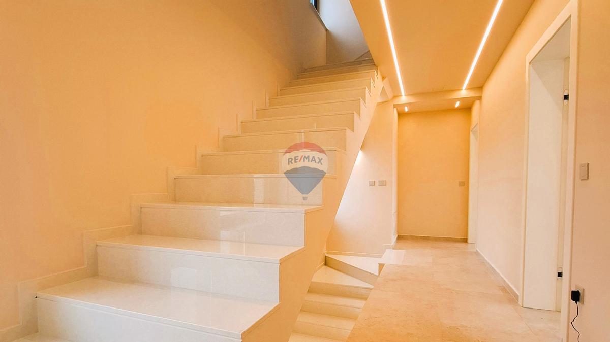 Poreč, okolica, Moderna samostojna hiša z bazenom