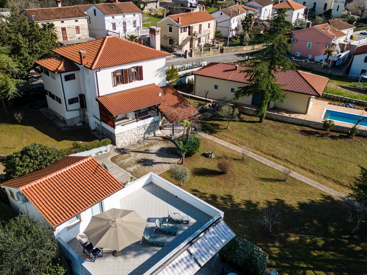 Malinska - Sv. Vid Miholjica hiša 286 m2 + 3 ločeni apartmaji 153 m2 na prostornem vrtu s pogledom na morje