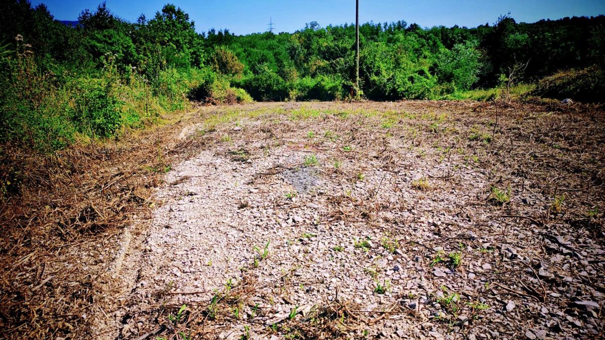 Istra, Kršan – zazidljivo zemljišče z pravnomočnim gradbenim dovoljenjem