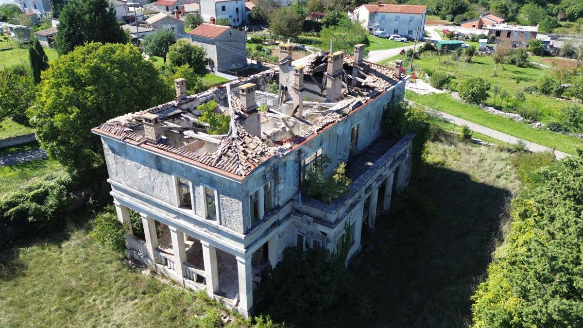 Istra, Kujići – Ugledna zgodovinska nepremičnina z visokim investicijskim potencialom