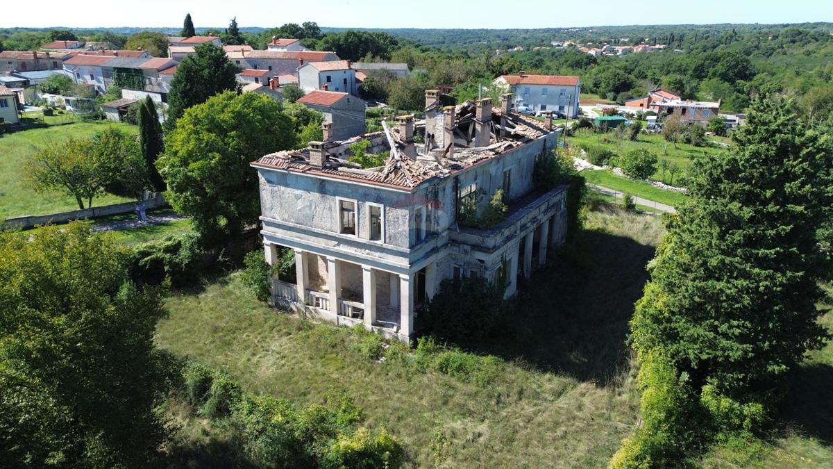 Istra, Kujići – Ugledna zgodovinska nepremičnina z visokim investicijskim potencialom