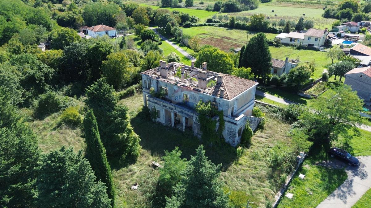 Istra, Kujići – Ugledna zgodovinska nepremičnina z visokim investicijskim potencialom