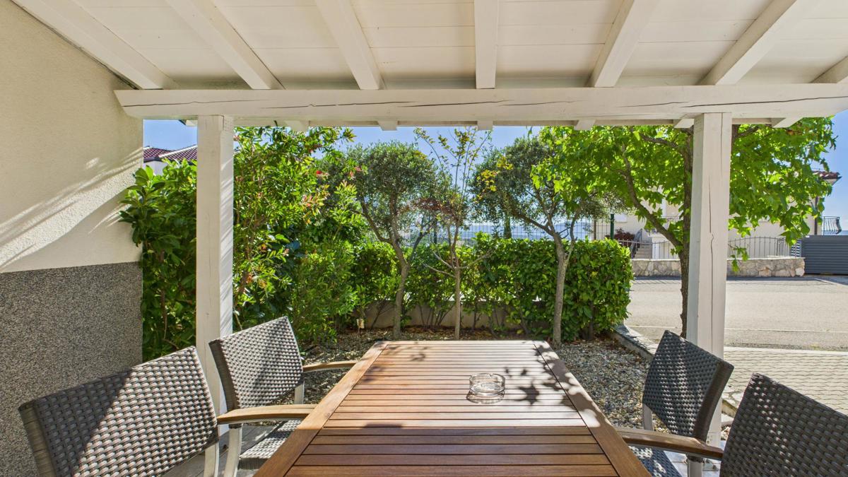 Krk, Njivice – hiša z razgledom in 2 apartmaja