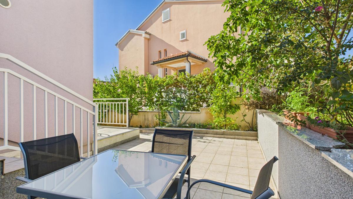Krk, Njivice – hiša z razgledom in 2 apartmaja
