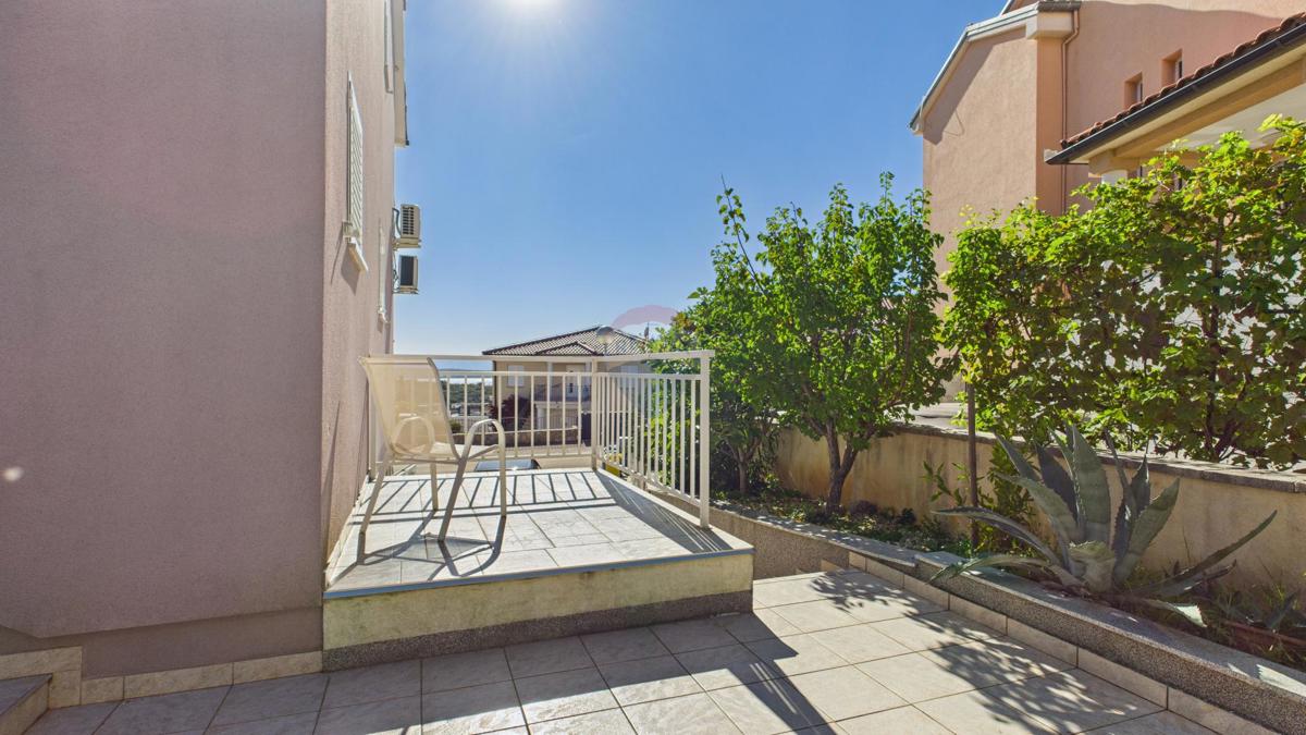 Krk, Njivice – hiša z razgledom in 2 apartmaja
