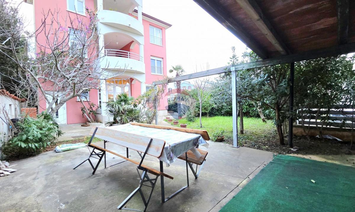 Medulin, Premantura | Kuća 52m2, terasa, tri parkirna mjesta i garaža