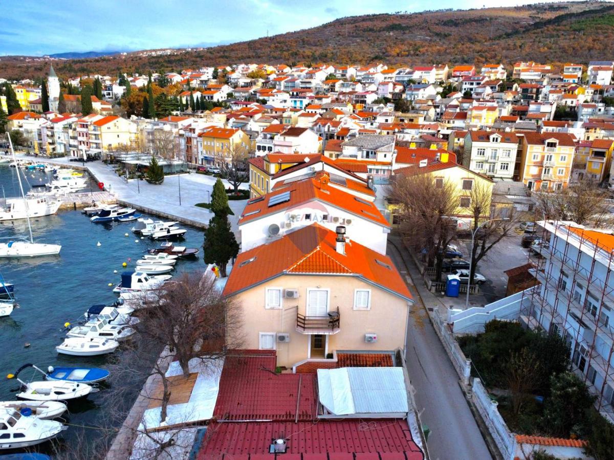 Crikvenica, Selce – hiša s poslovnim prostorom, prva vrsta ob morju