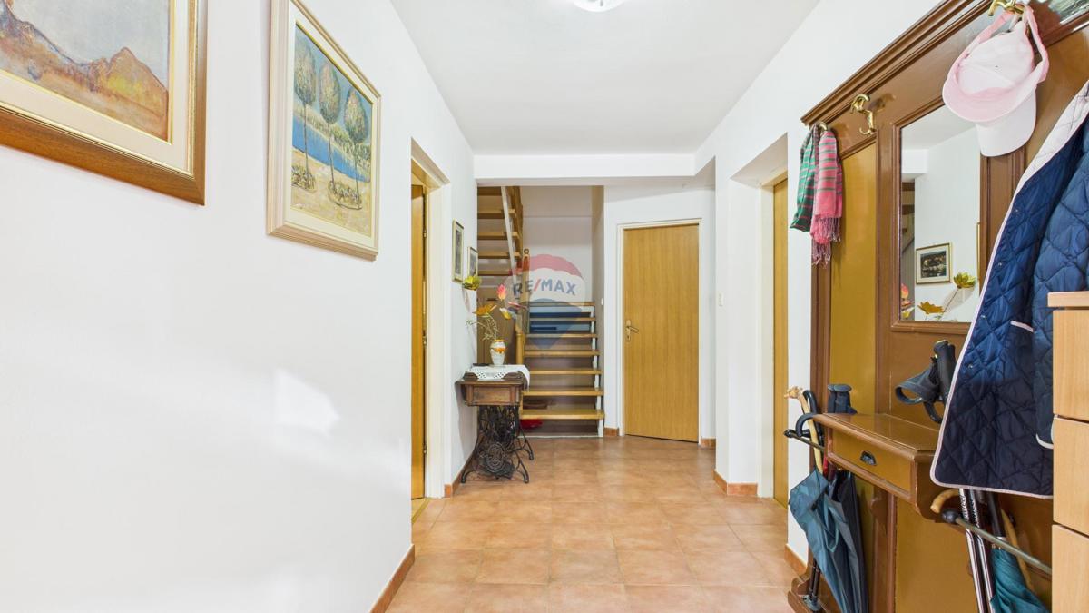 Crikvenica, Selce – hiša s poslovnim prostorom, prva vrsta ob morju