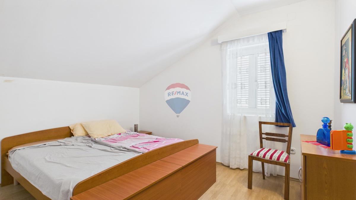 Crikvenica, Selce – hiša s poslovnim prostorom, prva vrsta ob morju