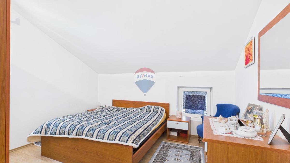 Crikvenica, Selce – hiša s poslovnim prostorom, prva vrsta ob morju