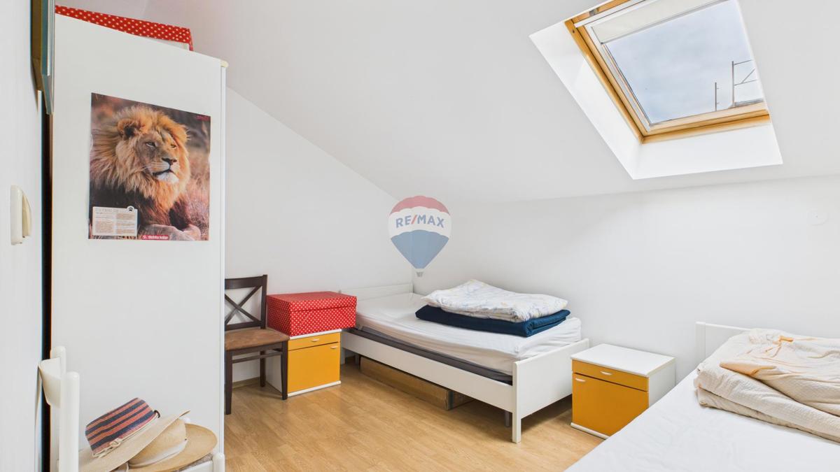 Crikvenica, Selce – hiša s poslovnim prostorom, prva vrsta ob morju