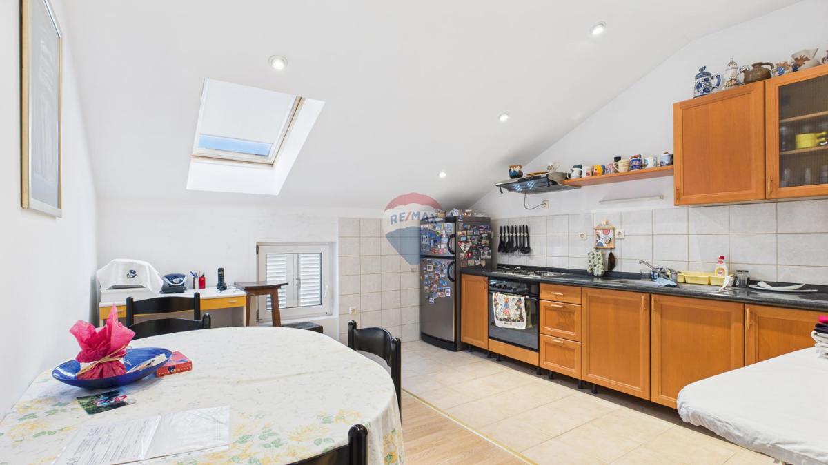 Crikvenica, Selce – hiša s poslovnim prostorom, prva vrsta ob morju