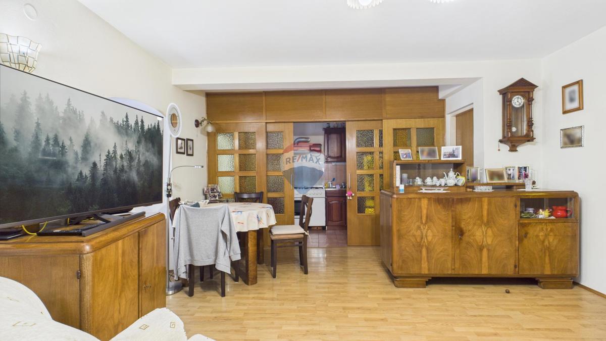 Crikvenica, Selce – hiša s poslovnim prostorom, prva vrsta ob morju