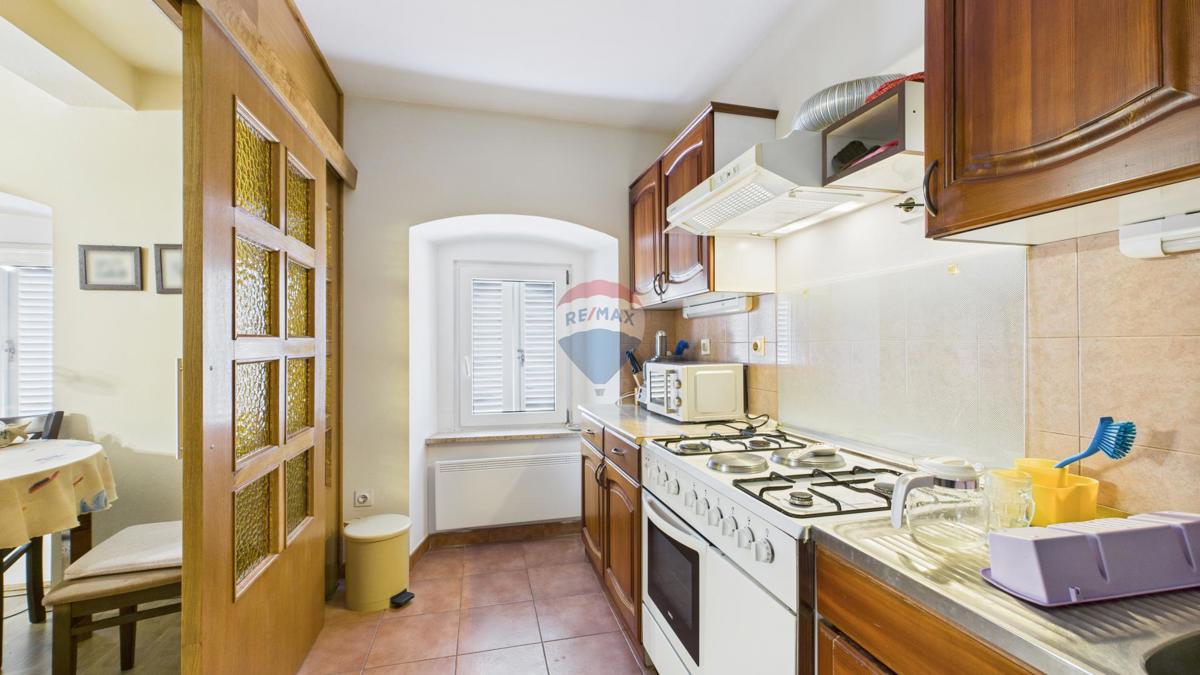 Crikvenica, Selce – hiša s poslovnim prostorom, prva vrsta ob morju