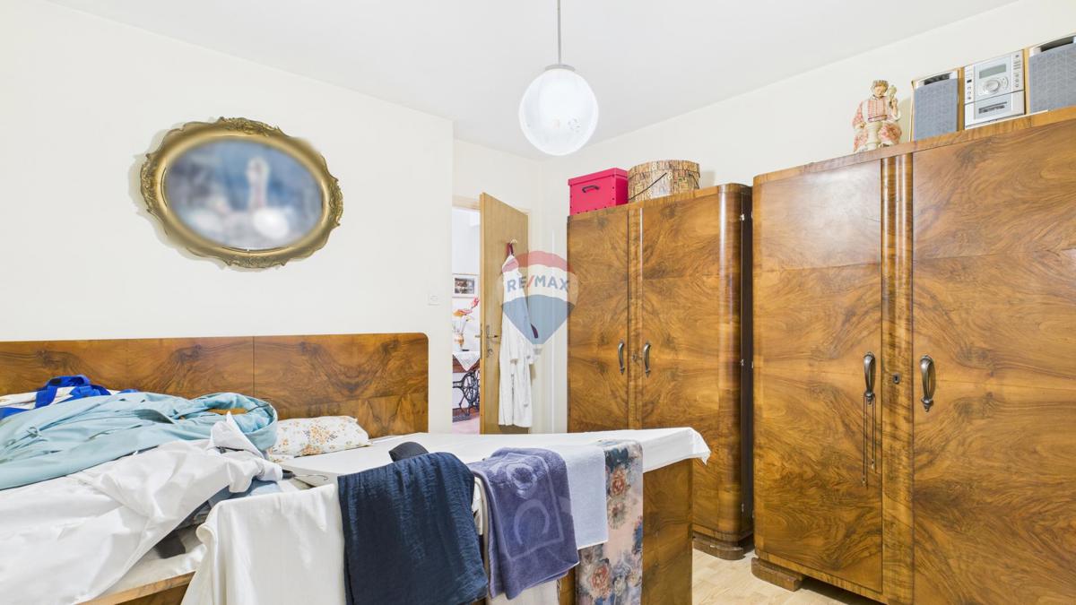 Crikvenica, Selce – hiša s poslovnim prostorom, prva vrsta ob morju