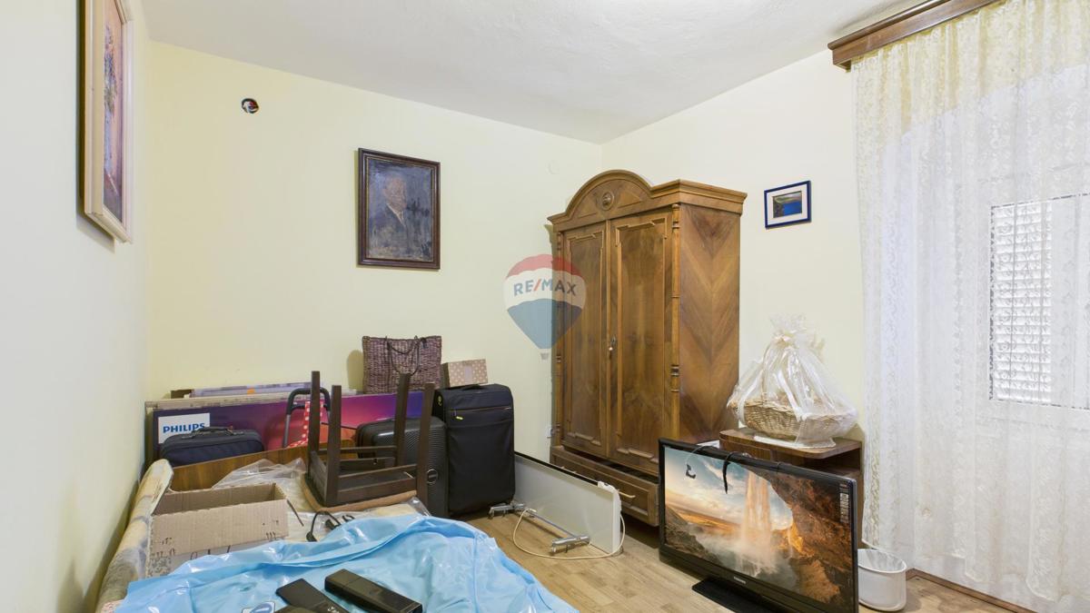 Crikvenica, Selce – hiša s poslovnim prostorom, prva vrsta ob morju