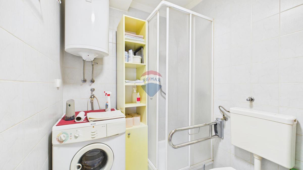 Crikvenica, Selce – hiša s poslovnim prostorom, prva vrsta ob morju